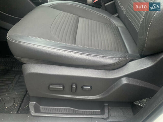 Белый Форд Куга, объемом двигателя 2 л и пробегом 203 тыс. км за 15500 $, фото 6 на Automoto.ua