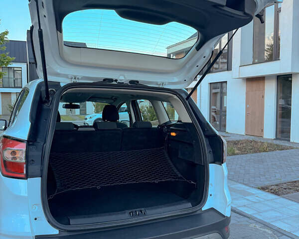 Белый Форд Куга, объемом двигателя 2 л и пробегом 165 тыс. км за 14799 $, фото 3 на Automoto.ua