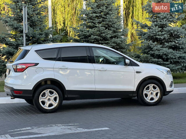 Белый Форд Куга, объемом двигателя 1.5 л и пробегом 92 тыс. км за 17900 $, фото 3 на Automoto.ua