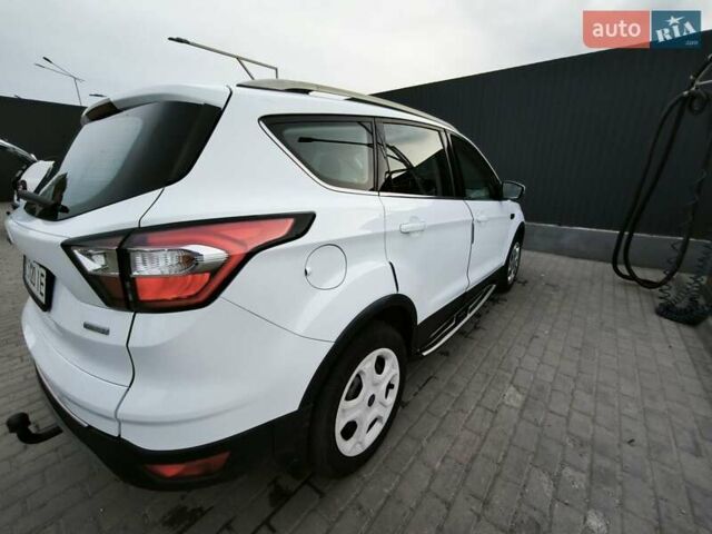 Белый Форд Куга, объемом двигателя 1.5 л и пробегом 180 тыс. км за 14400 $, фото 4 на Automoto.ua