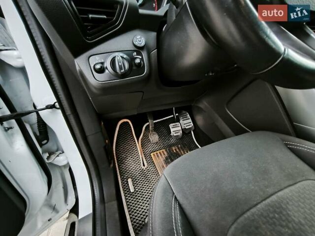 Белый Форд Куга, объемом двигателя 1.5 л и пробегом 180 тыс. км за 14400 $, фото 24 на Automoto.ua