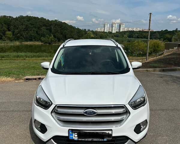Форд Куга 2018 в Полтаве на Automoto.ua Белый Форд Куга, объемом двигателя 1.5 л и пробегом 64 тыс. км за 16990 $, фото 1 на Automoto.ua
