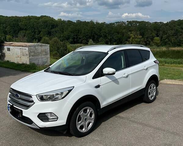 Форд Куга 2018 в Полтаве на Automoto.ua Белый Форд Куга, объемом двигателя 1.5 л и пробегом 64 тыс. км за 16990 $, фото 3 на Automoto.ua