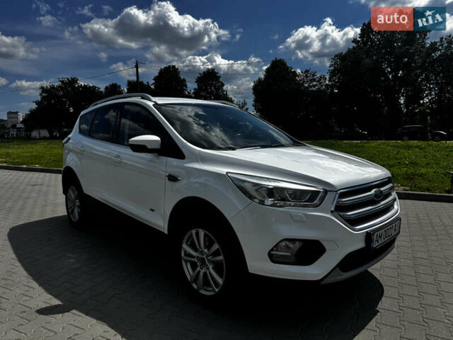Белый Форд Куга, объемом двигателя 2 л и пробегом 258 тыс. км за 18200 $, фото 1 на Automoto.ua