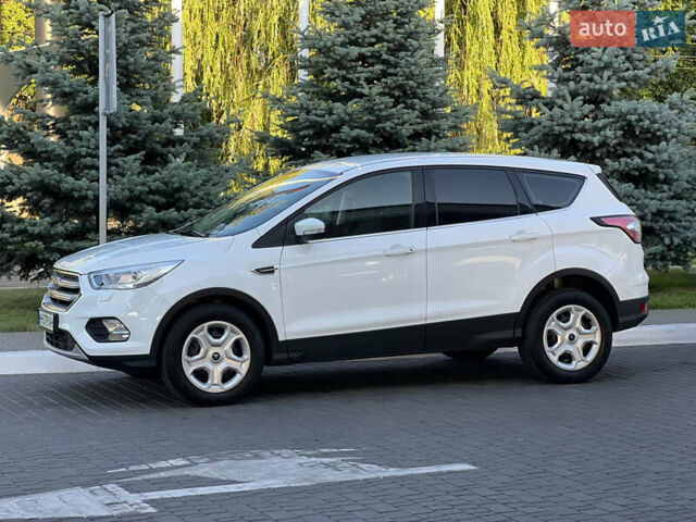 Белый Форд Куга, объемом двигателя 1.5 л и пробегом 92 тыс. км за 17900 $, фото 4 на Automoto.ua
