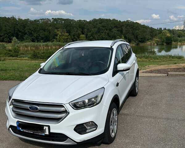 Форд Куга 2018 в Полтаве на Automoto.ua Белый Форд Куга, объемом двигателя 1.5 л и пробегом 64 тыс. км за 16990 $, фото 2 на Automoto.ua