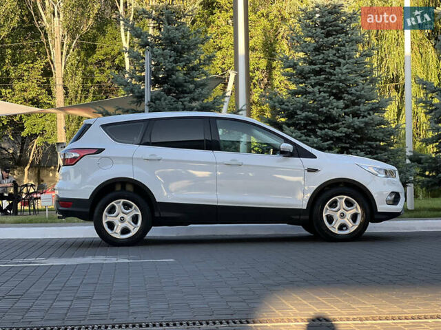 Белый Форд Куга, объемом двигателя 1.5 л и пробегом 92 тыс. км за 17900 $, фото 12 на Automoto.ua
