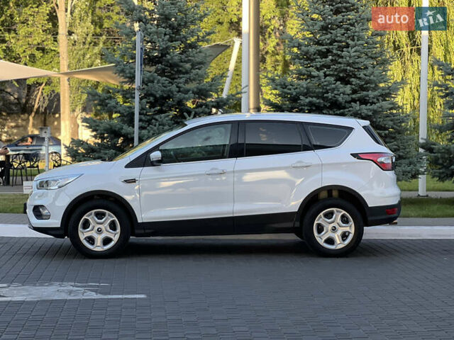 Белый Форд Куга, объемом двигателя 1.5 л и пробегом 92 тыс. км за 17900 $, фото 2 на Automoto.ua