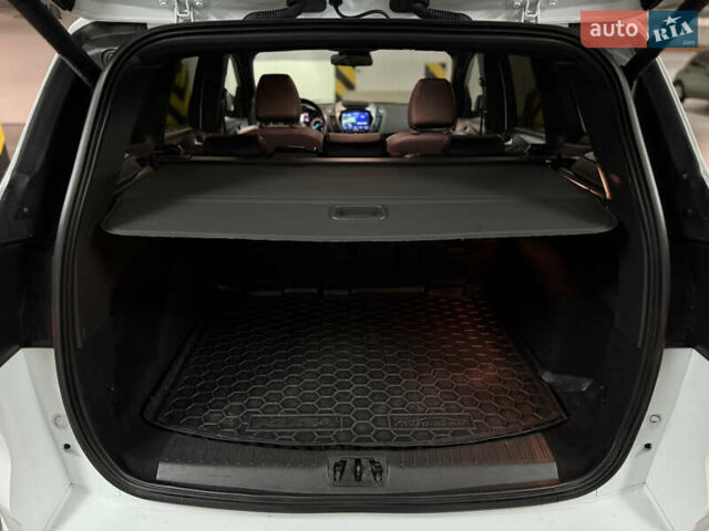 Белый Форд Куга, объемом двигателя 2 л и пробегом 229 тыс. км за 16500 $, фото 7 на Automoto.ua