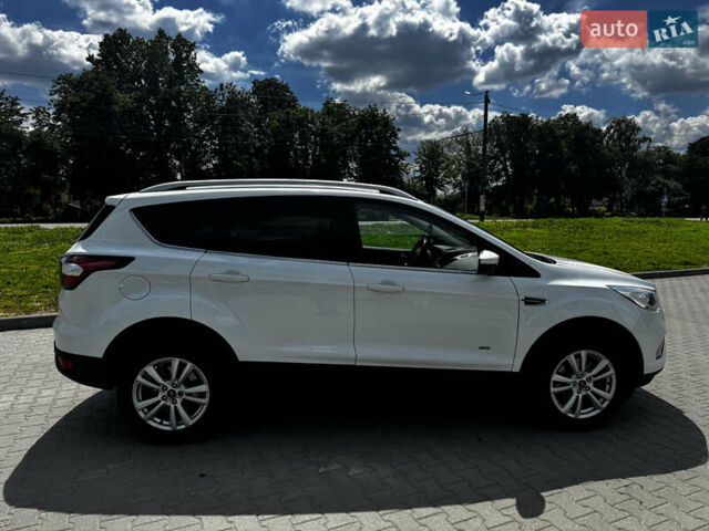 Белый Форд Куга, объемом двигателя 2 л и пробегом 258 тыс. км за 18200 $, фото 2 на Automoto.ua