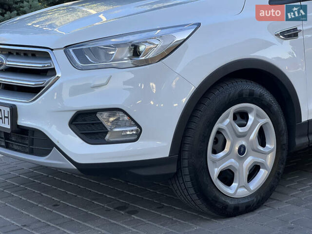 Белый Форд Куга, объемом двигателя 1.5 л и пробегом 92 тыс. км за 17900 $, фото 7 на Automoto.ua