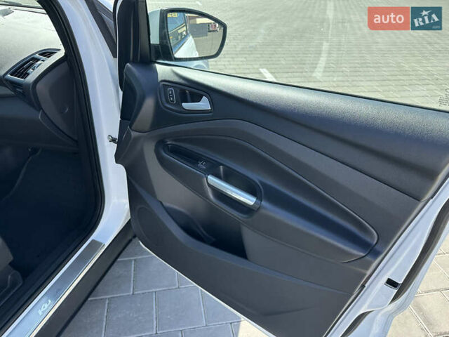 Білий Форд Куга, об'ємом двигуна 1.5 л та пробігом 80 тис. км за 16850 $, фото 12 на Automoto.ua