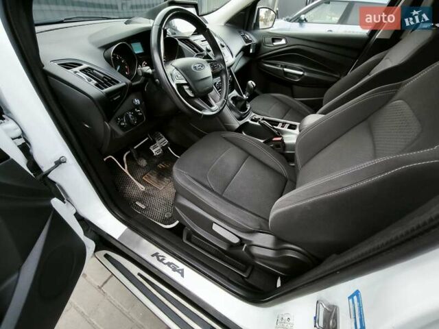 Белый Форд Куга, объемом двигателя 1.5 л и пробегом 180 тыс. км за 14400 $, фото 25 на Automoto.ua