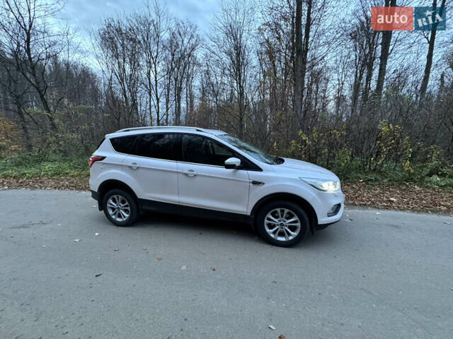 Белый Форд Куга, объемом двигателя 1.5 л и пробегом 64 тыс. км за 21500 $, фото 3 на Automoto.ua