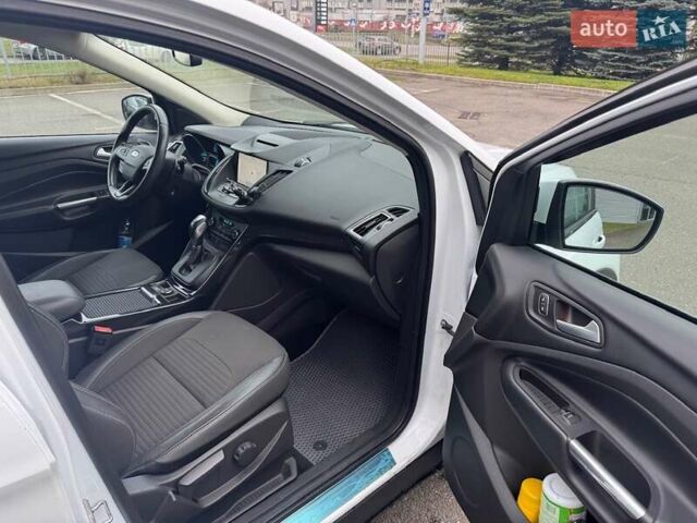 Белый Форд Куга, объемом двигателя 1.5 л и пробегом 91 тыс. км за 17500 $, фото 58 на Automoto.ua