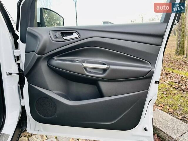 Білий Форд Куга, об'ємом двигуна 2 л та пробігом 140 тис. км за 18500 $, фото 84 на Automoto.ua