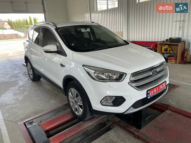 Белый Форд Куга, объемом двигателя 2 л и пробегом 197 тыс. км за 17200 $, фото 2 на Automoto.ua