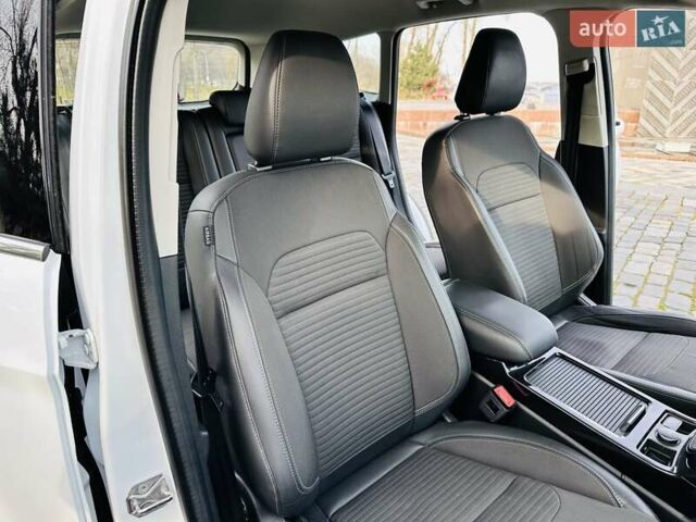 Білий Форд Куга, об'ємом двигуна 2 л та пробігом 140 тис. км за 18500 $, фото 80 на Automoto.ua