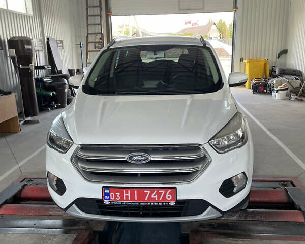 Белый Форд Куга, объемом двигателя 2 л и пробегом 197 тыс. км за 17200 $, фото 1 на Automoto.ua