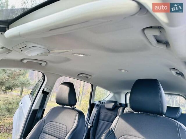 Білий Форд Куга, об'ємом двигуна 2 л та пробігом 140 тис. км за 18500 $, фото 52 на Automoto.ua