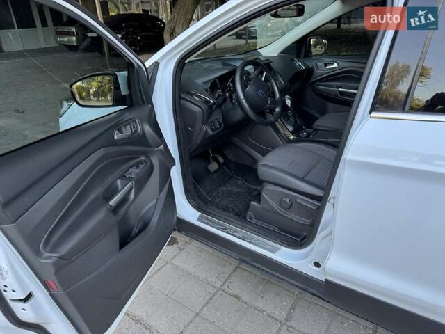 Белый Форд Куга, объемом двигателя 1.5 л и пробегом 55 тыс. км за 23500 $, фото 4 на Automoto.ua