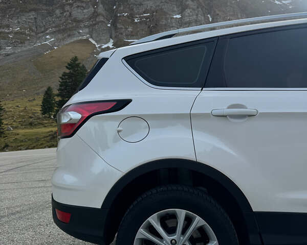 Білий Форд Куга, об'ємом двигуна 1.5 л та пробігом 125 тис. км за 14500 $, фото 4 на Automoto.ua