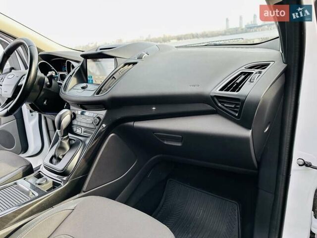 Білий Форд Куга, об'ємом двигуна 2 л та пробігом 140 тис. км за 18500 $, фото 78 на Automoto.ua