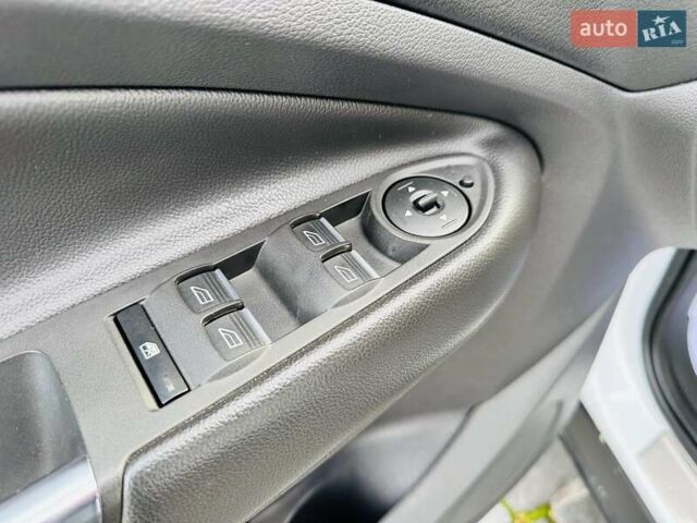 Білий Форд Куга, об'ємом двигуна 2 л та пробігом 140 тис. км за 18500 $, фото 44 на Automoto.ua