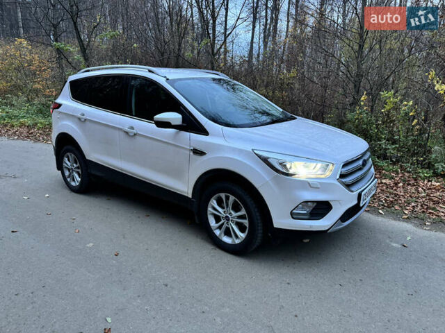 Белый Форд Куга, объемом двигателя 1.5 л и пробегом 64 тыс. км за 21500 $, фото 1 на Automoto.ua