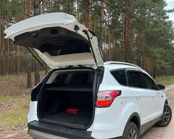 Форд Куга 2019 в Киеве на Automoto.ua Белый Форд Куга, объемом двигателя 1.5 л и пробегом 114 тыс. км за 18100 $, фото 8 на Automoto.ua