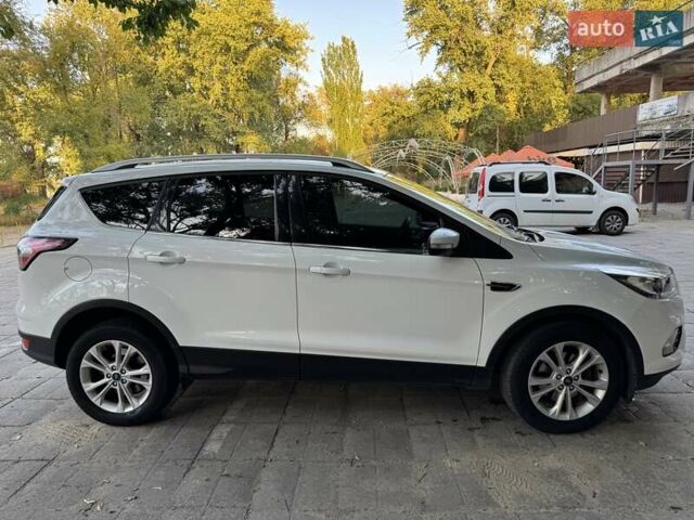 Белый Форд Куга, объемом двигателя 1.5 л и пробегом 55 тыс. км за 23500 $, фото 1 на Automoto.ua