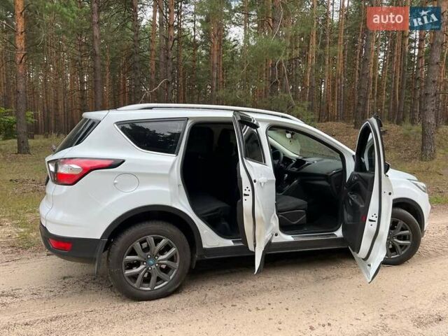 Форд Куга 2019 в Киеве на Automoto.ua Белый Форд Куга, объемом двигателя 1.5 л и пробегом 114 тыс. км за 18100 $, фото 9 на Automoto.ua