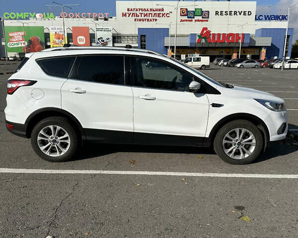 Белый Форд Куга, объемом двигателя 1.5 л и пробегом 110 тыс. км за 17000 $, фото 4 на Automoto.ua
