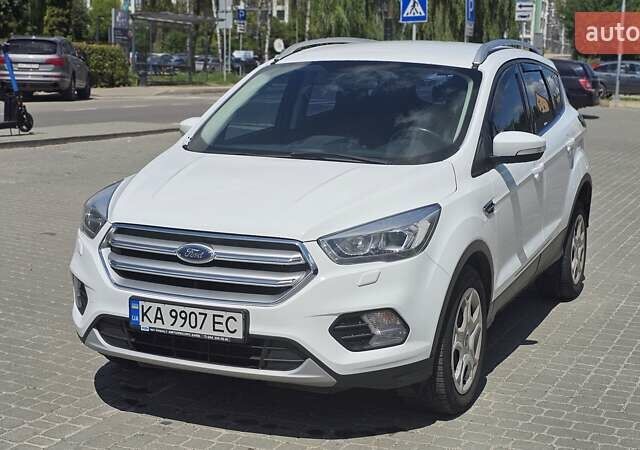 Белый Форд Куга, объемом двигателя 1.5 л и пробегом 136 тыс. км за 16600 $, фото 3 на Automoto.ua