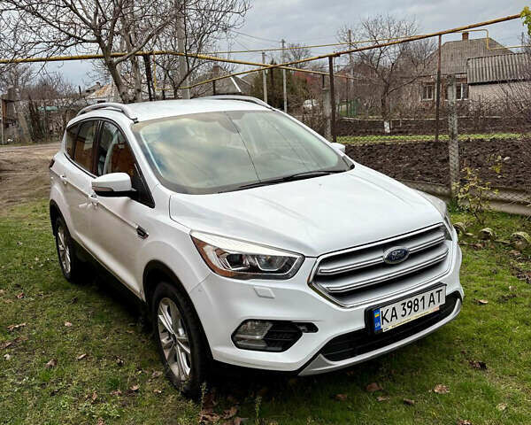 Белый Форд Куга, объемом двигателя 1.5 л и пробегом 128 тыс. км за 16500 $, фото 1 на Automoto.ua