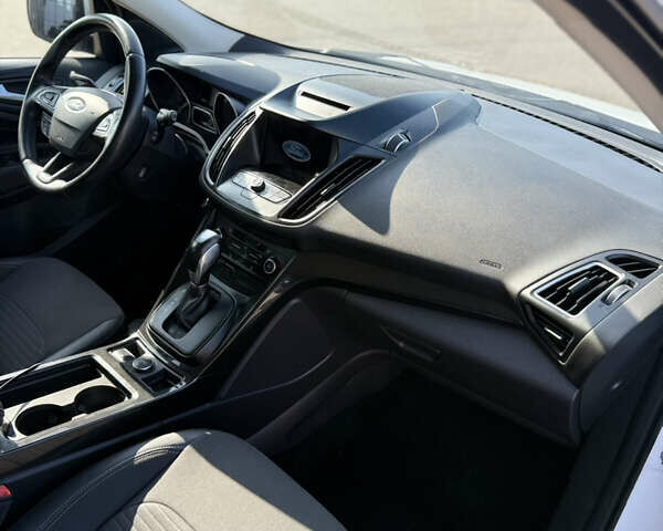 Белый Форд Куга, объемом двигателя 2 л и пробегом 170 тыс. км за 17650 $, фото 7 на Automoto.ua