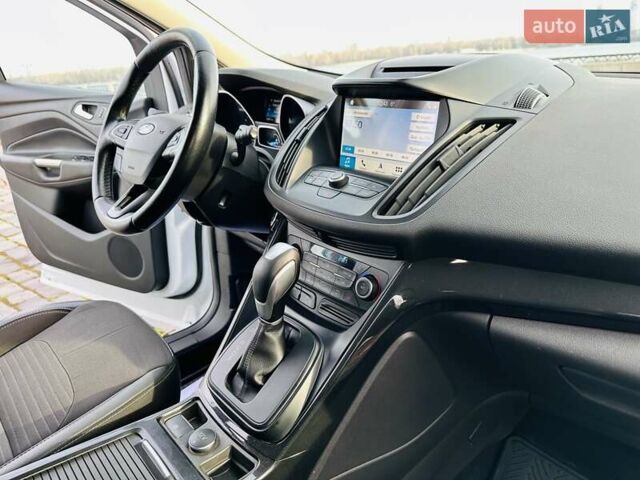 Білий Форд Куга, об'ємом двигуна 2 л та пробігом 140 тис. км за 18500 $, фото 76 на Automoto.ua