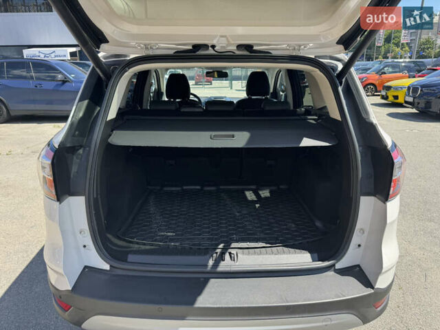 Белый Форд Куга, объемом двигателя 2 л и пробегом 104 тыс. км за 22990 $, фото 6 на Automoto.ua