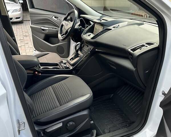 Белый Форд Куга, объемом двигателя 1.5 л и пробегом 49 тыс. км за 18500 $, фото 12 на Automoto.ua