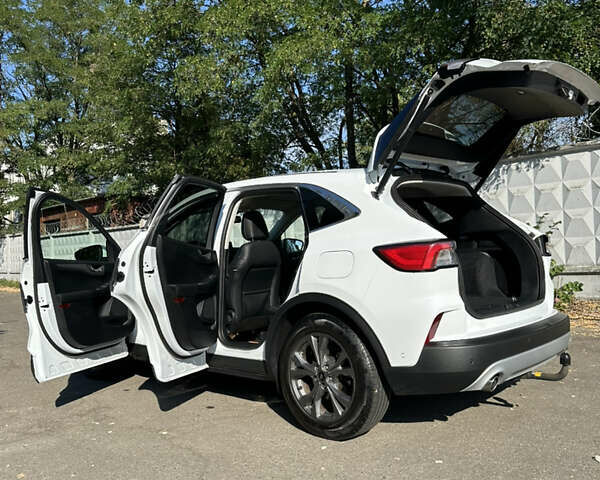 Білий Форд Куга, об'ємом двигуна 1.5 л та пробігом 144 тис. км за 21900 $, фото 17 на Automoto.ua
