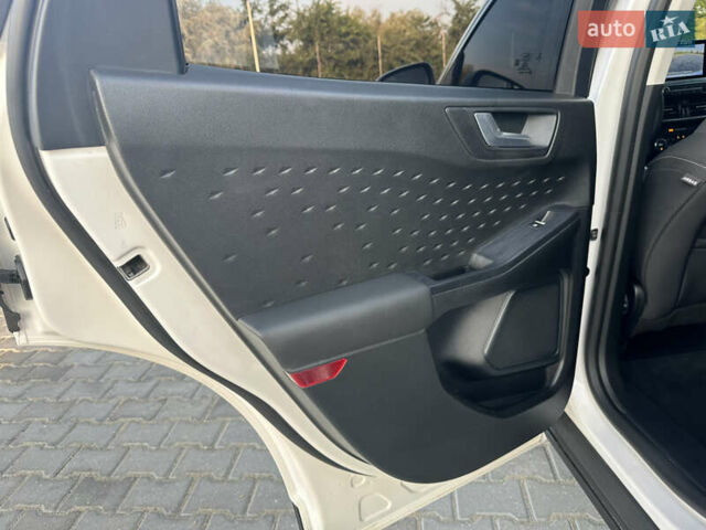 Білий Форд Куга, об'ємом двигуна 2 л та пробігом 66 тис. км за 26800 $, фото 46 на Automoto.ua