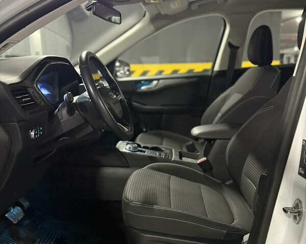 Белый Форд Куга, объемом двигателя 2 л и пробегом 60 тыс. км за 26000 $, фото 10 на Automoto.ua