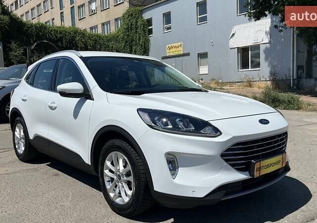 Белый Форд Куга, объемом двигателя 1.5 л и пробегом 86 тыс. км за 22500 $, фото 2 на Automoto.ua