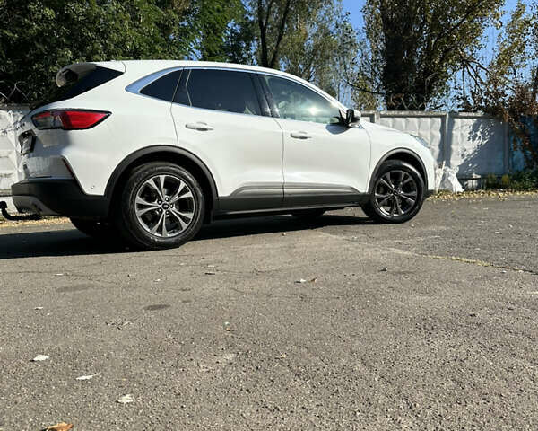 Білий Форд Куга, об'ємом двигуна 1.5 л та пробігом 144 тис. км за 21900 $, фото 10 на Automoto.ua