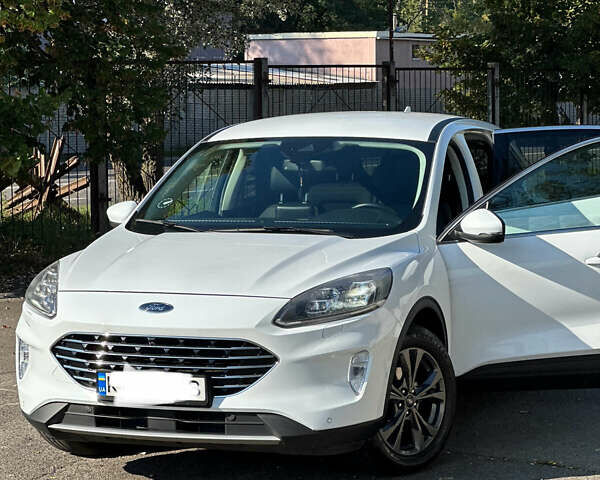 Білий Форд Куга, об'ємом двигуна 1.5 л та пробігом 144 тис. км за 21900 $, фото 2 на Automoto.ua