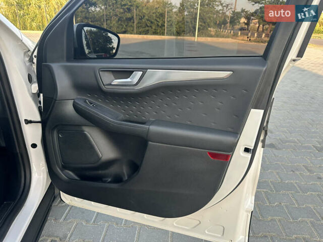 Білий Форд Куга, об'ємом двигуна 2 л та пробігом 66 тис. км за 26800 $, фото 54 на Automoto.ua