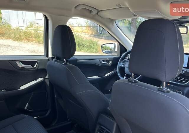 Белый Форд Куга, объемом двигателя 1.5 л и пробегом 86 тыс. км за 22500 $, фото 11 на Automoto.ua