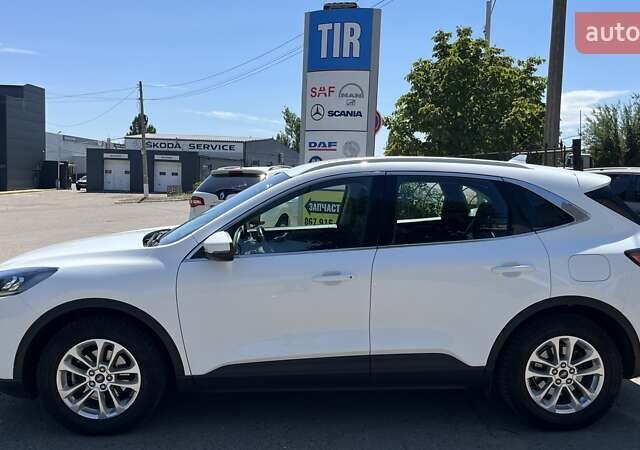 Белый Форд Куга, объемом двигателя 1.5 л и пробегом 86 тыс. км за 22500 $, фото 4 на Automoto.ua