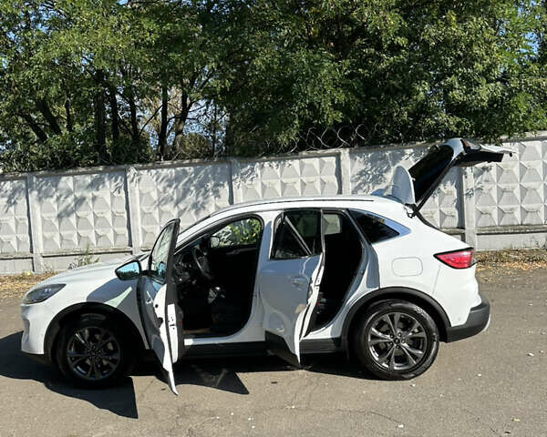 Білий Форд Куга, об'ємом двигуна 1.5 л та пробігом 144 тис. км за 21900 $, фото 16 на Automoto.ua
