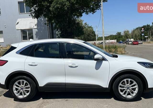 Белый Форд Куга, объемом двигателя 1.5 л и пробегом 86 тыс. км за 22500 $, фото 3 на Automoto.ua